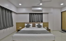 Monville Hotel Vadodara 4*